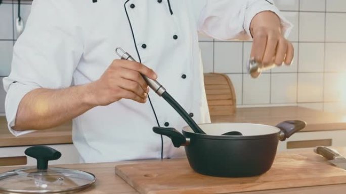 仿生手工的半机械人，在厨房做饭。假肢拿着一个物体。