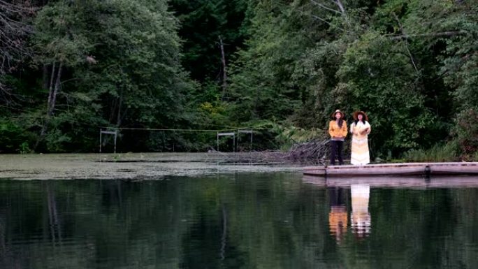 原住民在湖边祝福与歌唱