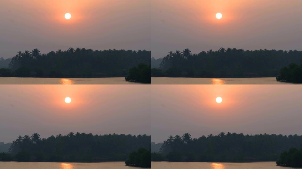 喀拉拉邦岛上的日出。