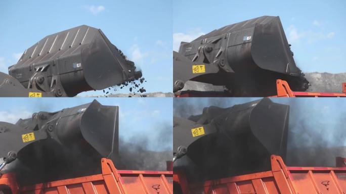 带煤的装载机铲斗