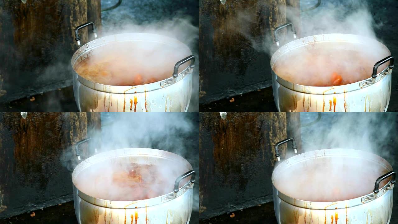 泰国农村的大铝锅里用鱼露煮鸡