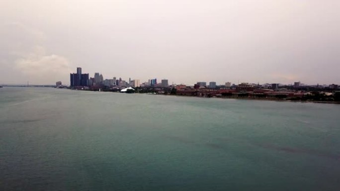 多云的下午，从贝尔岛 (Belle Isle) 俯瞰底特律城市天际线的无人驾驶飞机