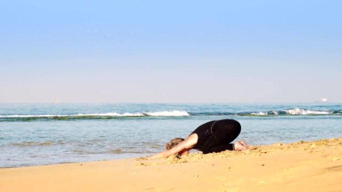 美丽的女人与空间包子冥想瑜伽姿势的孩子