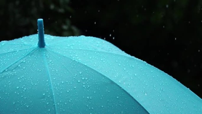 雨水从雨伞上掉下来