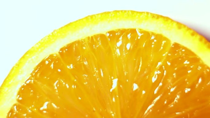 水滴顺着多汁的成熟橘子流下来。白色背景上的橙色。
