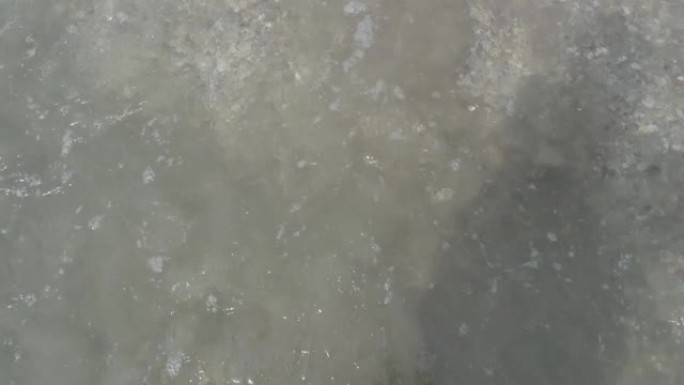 水浪压在岩石海滩上