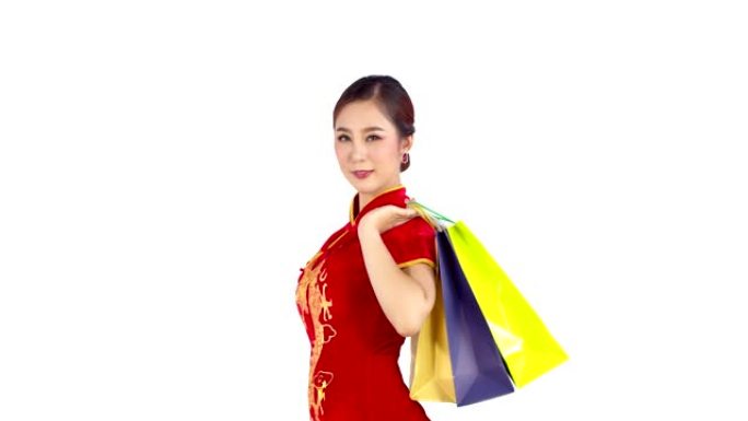 年轻漂亮的中国女人手里拿着购物袋