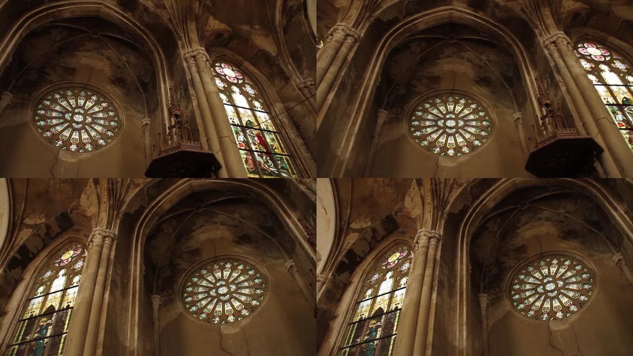 旧教堂的潘左彩色玻璃窗