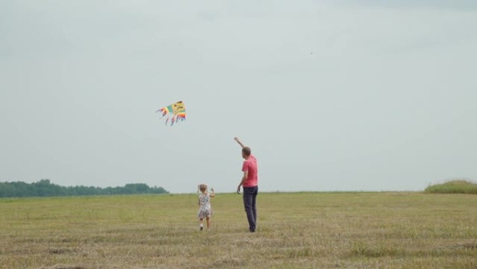 父女在野外放风筝