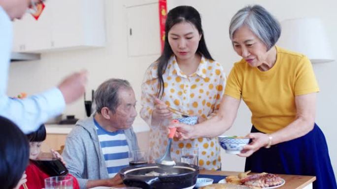 几代同堂的一家人在一起准备春节大餐