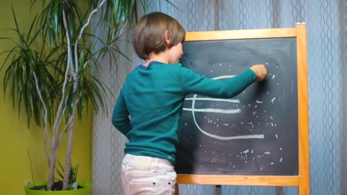 孩子在学校黑板上画粉笔欧元标志