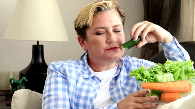 饮食概念女人吃新鲜健康蔬菜