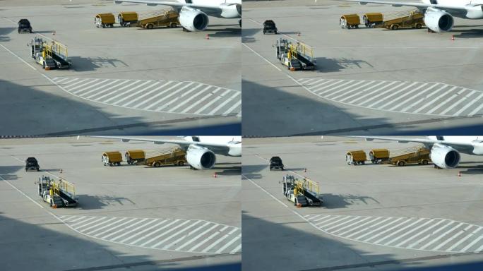 在机场的飞机上装载乘客的行李