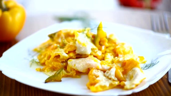 自制鸡蛋煎煎蛋卷，配以甜黄胡椒，放在盘子里