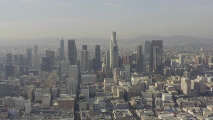 空中: 在美丽的阳光下/蓝天下，加利福尼亚州洛杉矶市中心的天际线令人叹为观止 //