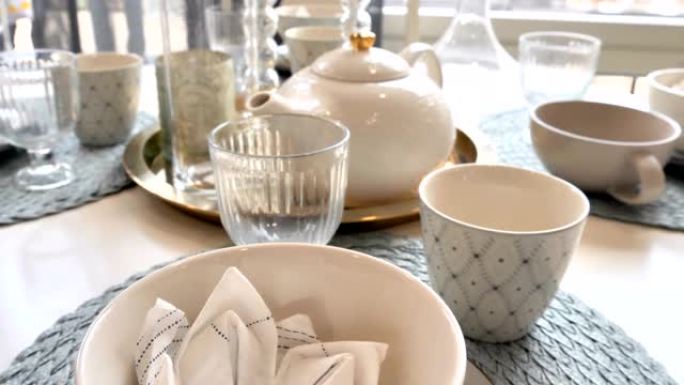 桌子上不同设计的碗和茶壶