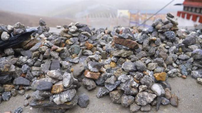 中国青海省拉吉山藏传佛教寺庙供奉岩堆