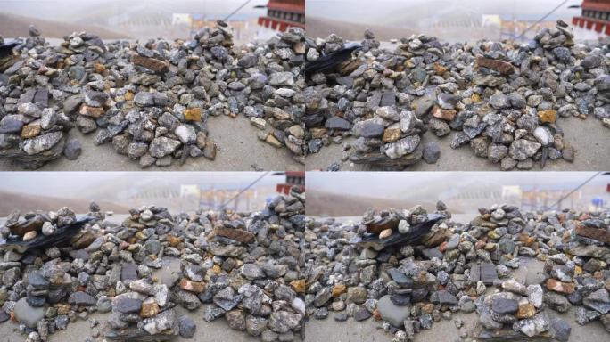 中国青海省拉吉山藏传佛教寺庙供奉岩堆