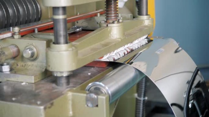 用于生产钢管的钣金切割机。钢板、冷轧钢卷的填充辊