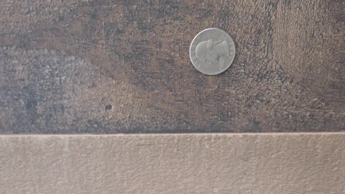 抛硬币，特写着陆头，平放在木质背景4k。