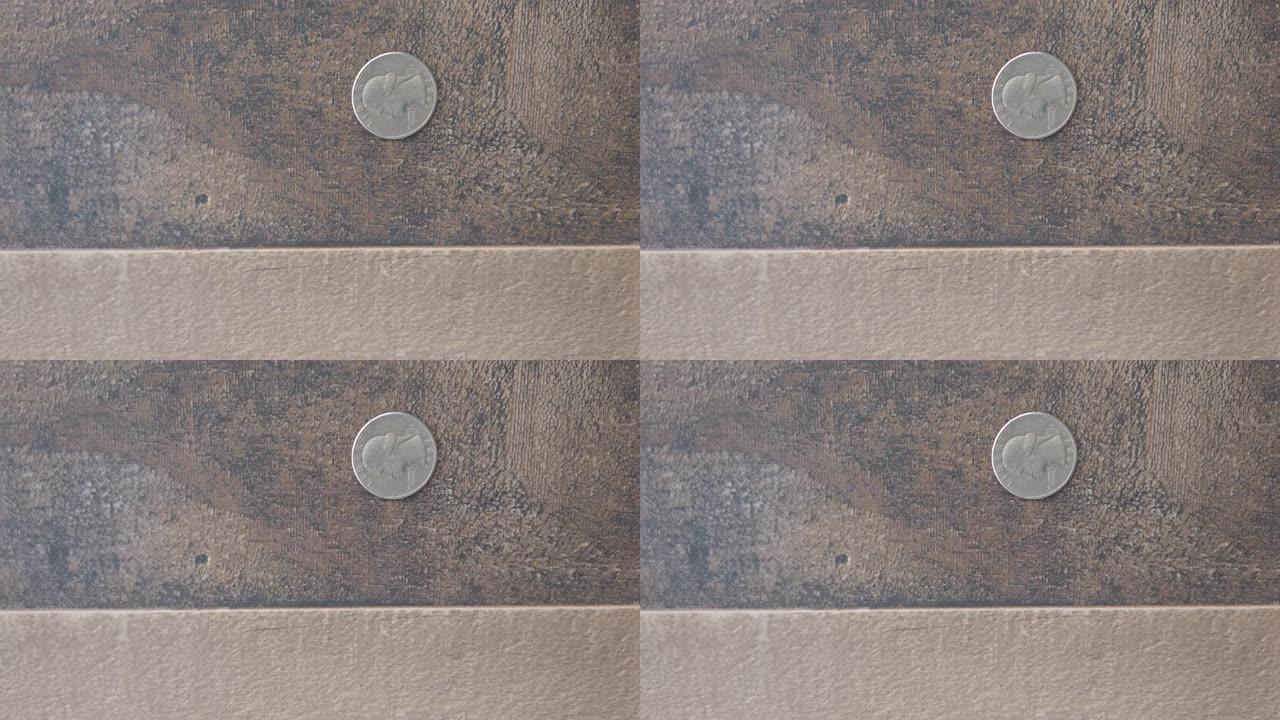 抛硬币，特写着陆头，平放在木质背景4k。