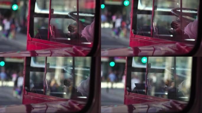 英国伦敦市中心，经典的红色伦敦线路主人巴士的窗户上的倒影。