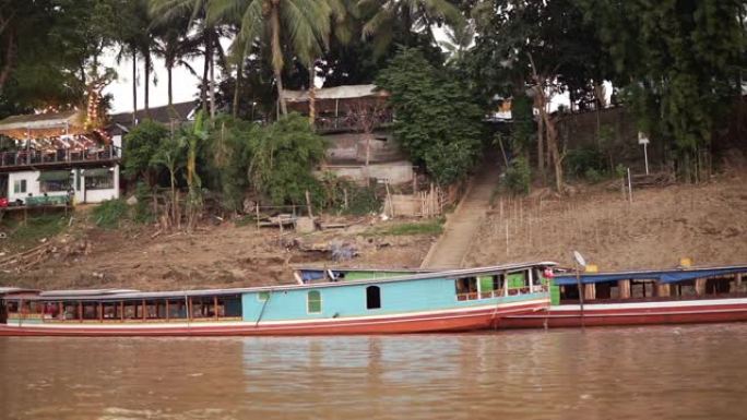 日落时湄公河传统木制河船巡游