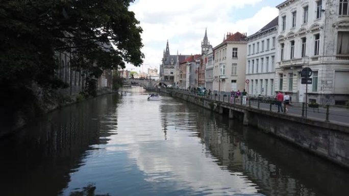 比利时根特-2019年5月: 城市水渠景观。游艇停泊在居民楼附近。在市中心的泊位。