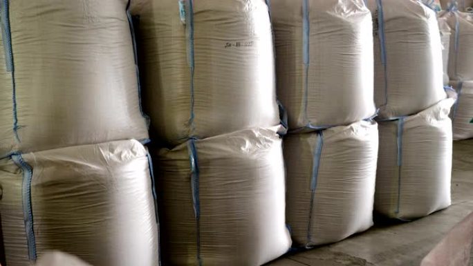 装有谷物的白色大塑料袋: 黑麦，小麦，大麦储存。4K