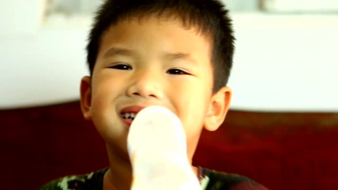 泰国儿童喝奶瓶中的牛奶