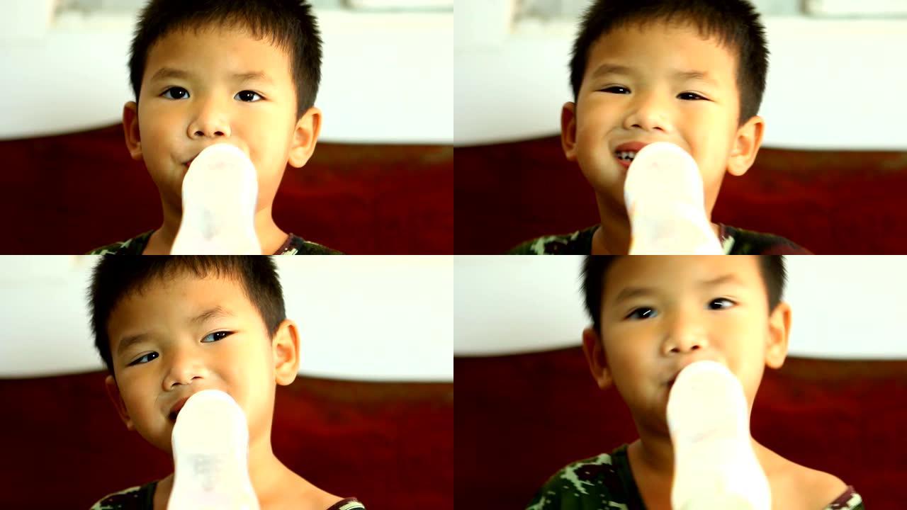泰国儿童喝奶瓶中的牛奶