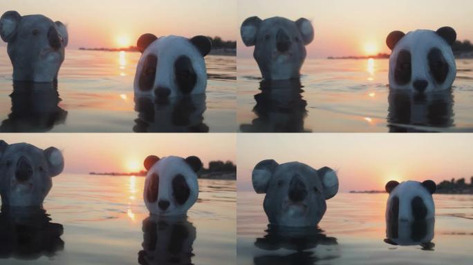 两个朋友在海上玩熊猫和考拉头面具