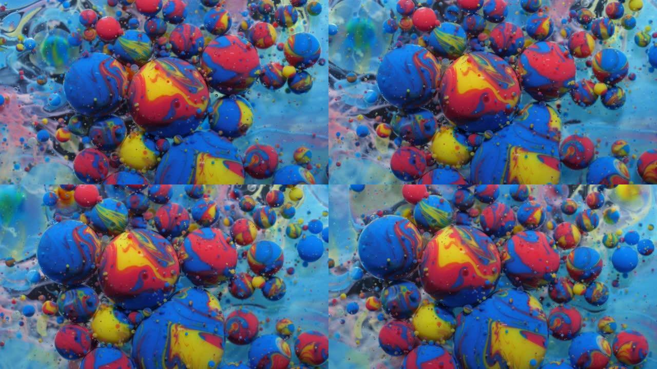 慢动作明亮的颜色蓝色和红色气泡油美丽的油漆宇宙颜色移动多色。丙烯酸涂料。神奇的催眠表面。抽象彩色油漆