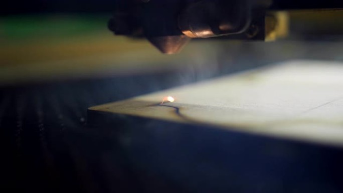 激光切割木材机。胶合板木材激光切割机。