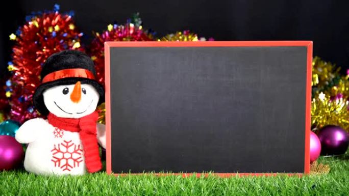 圣诞快乐，新年快乐，白雪人在绿草地上用黑板