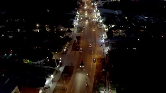 夜间城市生活，汽车和自行车在越南沥青路面上的交通全高清无人机拍摄