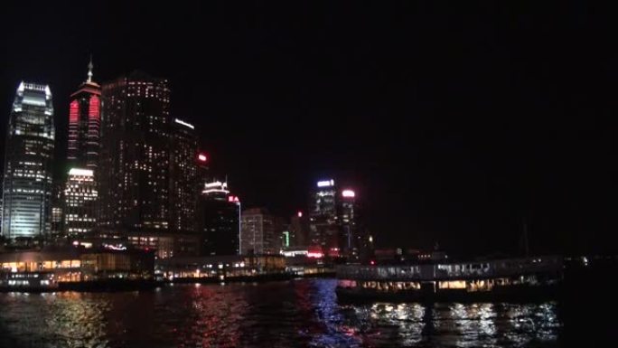 维多利亚港渡轮的香港天际线夜城