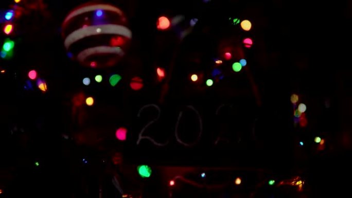 2020挂在树枝上的刻字黑板是圣诞树。