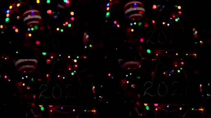 2020挂在树枝上的刻字黑板是圣诞树。