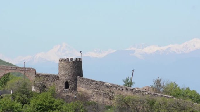 Sighnaghi堡垒墙和守望塔以雪山为背景，春天，阳光明媚