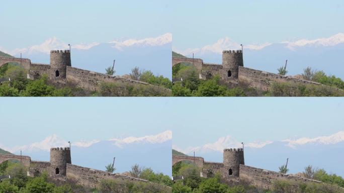 Sighnaghi堡垒墙和守望塔以雪山为背景，春天，阳光明媚