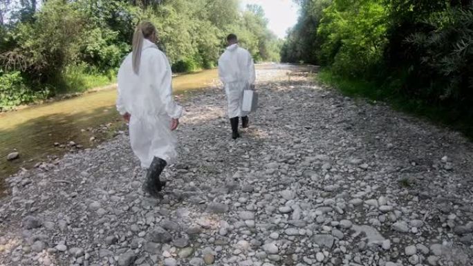 生物学家从森林河流中取水，在实验室中研究成分