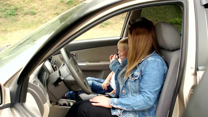 母子俩坐在汽车前座，孩子吃糖果。