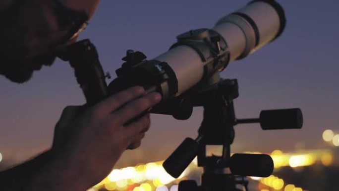人在城市周围用天文望远镜看着天空。