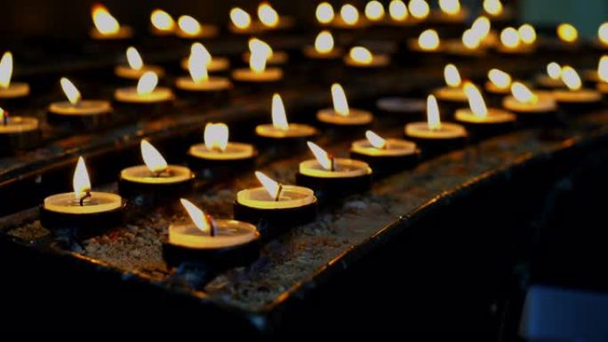 教堂中有许多浅的燃烧蜡烛