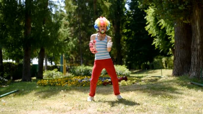 疯狂的哑剧在公园里用铃鼓和哨子跳舞。有趣的滑稽动作和街头小丑的素描。