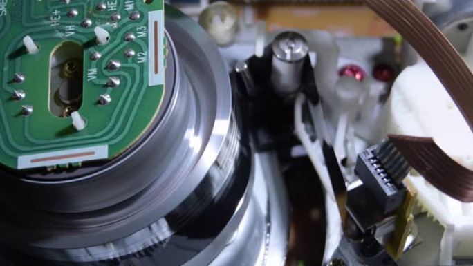 Vhs视频螺旋头在插入录像带时工作