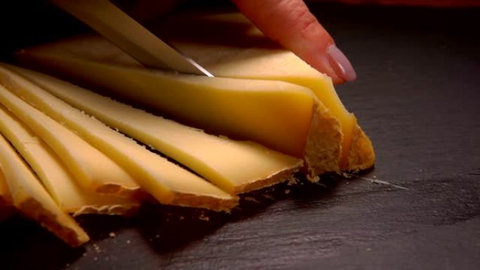 硬山羊奶酪切成三角形