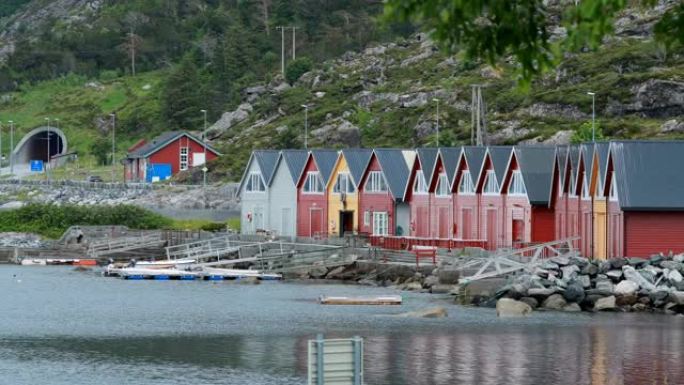 挪威戈多亚阿尔内斯。夏日的红色和黄色彩色木制码头。奥勒森镇附近的戈多伊岛