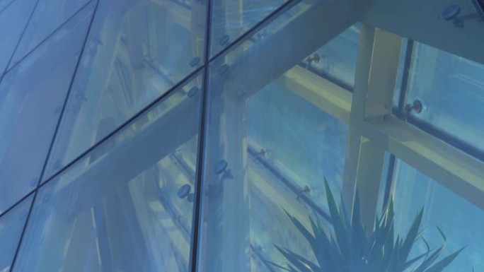 玻璃幕墙外墙施工。蜘蛛玻璃系统的紧固件元件。立面细节。建筑抽象背景。
